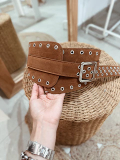 Faja marrón con tachas