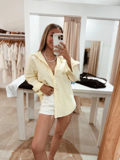 Camisa over rayada amarillo en internet