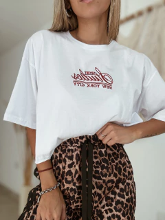 Remera bordada en rojo - comprar online