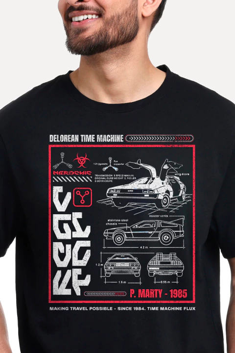 Camiseta preta com estampa de esquemas do DeLorean, referência ao filme "De Volta Para o Futuro", apresentada por Nerd Chic.