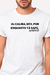 Camiseta branca com a frase "IA: CALMA, DEV, POR ENQUANTO TÁ SAFE", modelo masculino.