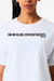 Camiseta branca com a frase "NÃO ME JULGUE, ESTOU EM FASE BETA." estampada em preto.