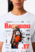 Camiseta branca com estampa de Bakugou, personagem de My Hero Academia, destacando elementos de estilo geek e nerd chic.