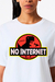 Camiseta branca com estampa de um dinossauro pixelado e a frase "NO INTERNET" em destaque, inspirada em Jurassic Park.