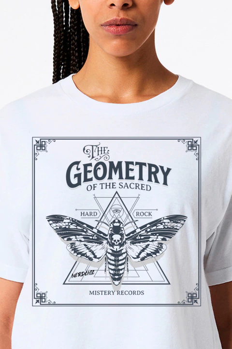 Camiseta branca com estampa de uma mariposa e elementos geométricos, com a frase "The Geometry of the Sacred".