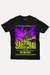 Camiseta preta com estampa de um samurai estilizado, texto em verde e detalhes em roxo, representando o tema geek e anime.