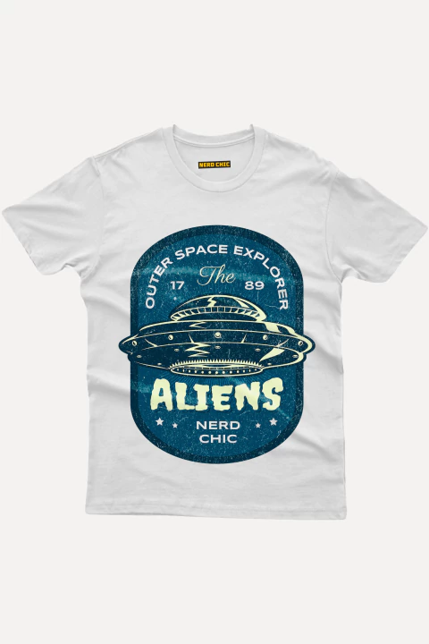 Camiseta branca com estampa de um disco voador e a frase "Outer Space Explorer - Aliens" em estilo vintage.
