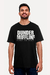 Camiseta preta com estampa "Dunder Mifflin Paper Company" em destaque, modelo masculino sorrindo. Loja Nerd Chic