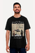 Camiseta preta com estampa de OVNI e cactos, usada por um homem sorridente.
