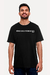 Camiseta preta com a frase "NÃO ME JULGUE, ESTOU EM FASE BETA" em destaque, modelada por um homem sorridente.