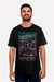 Homem sorridente usando uma camiseta preta com estampas inspiradas na máfia Yakuza e dragões, representando a Yamaguchi-gumi.