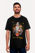 Camiseta preta com estampa do "Lord Of Wings", representando um personagem com cabelo e barba branca, segurando um balde de frango frito e uma coxa de frango.