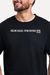 Camiseta preta com a frase "Não me julgue, estou em fase beta." estampada em branco.