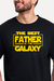 Camiseta preta com a estampa "THE BEST FATHER IN THE GALAXY" em letras amarelas, ideal para pais fãs de ficção científica.