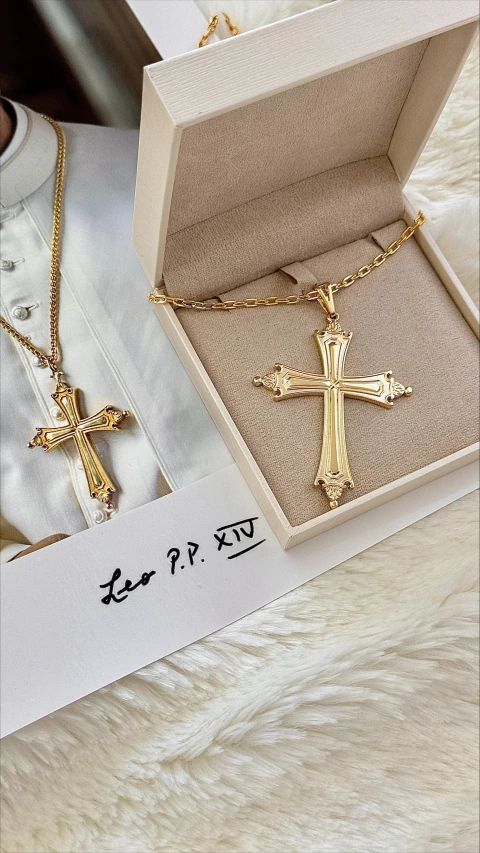 Cruz Réplica Papa Leão XIV 65mm - folheada em ouro 18k com corrente
