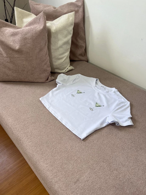 Baby Tee Branca Estampa Martini