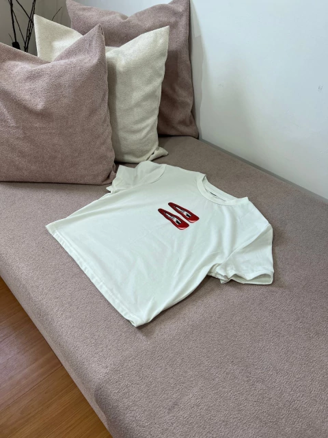 Baby Tee Branca Estampa Presilhas