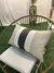 Almohadon de exterior impermeable combinado beige y gris oscuro