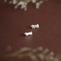 Aritos perro salchicha de plata en internet