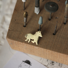 Pin caballo bronce en internet