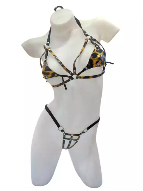 CONJUNTO ANIMAL PRINT CHAROLADO CORPIÑO ABIERTO CON PEZONERA Y TANGA ABIERTA CON FORMA DE V DETRAS. flyconjcharol1