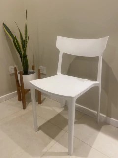 Imagen de Combo 1 Mesa 60x60 + 4 sillas Milo en Polipropileno y fibra de vidrio. 20%OFF en efectivo