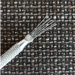 Raspador em metal para ranhuras vassourinha