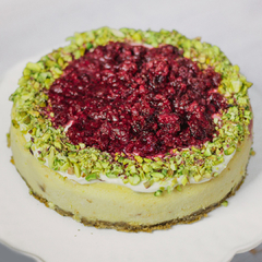 Cheesecake de Choco Blanco, Pistachos y Frutos Rojos
