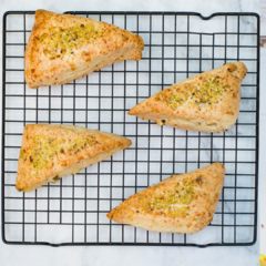 Scon de Pistacho y Parmesano Grande