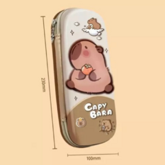CARTUCHERA CAPYBARA RELIEVE 3D - Ábrete Sésamo