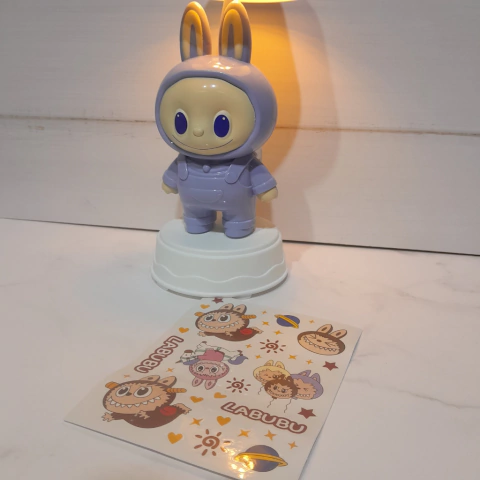 LAMPARA LABUBU CON STICKERS