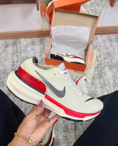 NIKE ZOOM ACADEMIA