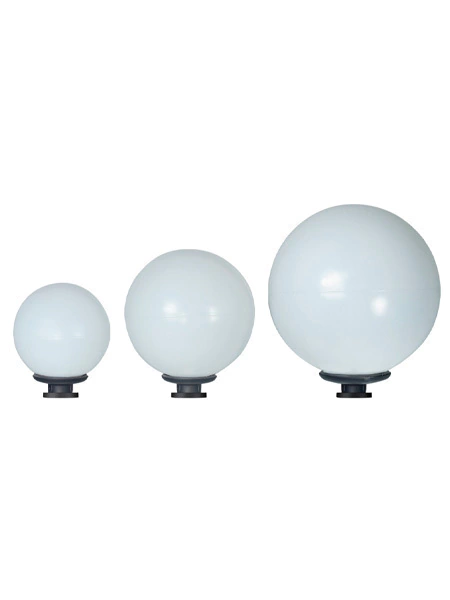 Tres globos de luz para jardín de diferentes tamaños con base negra para amurar