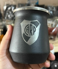 MATE TERMICO GRANDE CON VUELO GRABADO RIVER PLATE - comprar online