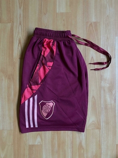 SHORT RIVER PLATE BERMUDA CON CIERRE ENTRENAMIENTO BORDO 2025 - FAQ INDUMENTARIA