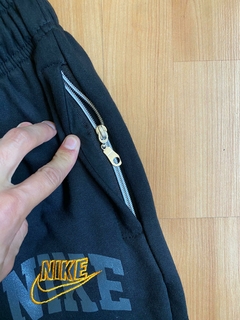 BERMUDA ALGODON NIKE BORDADA CON CIERRE SHORT PREMIUM en internet