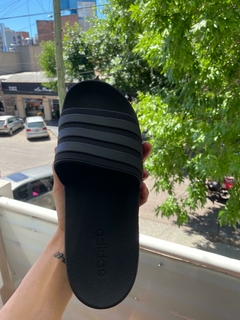 OJOTAS ADIDAS ADILETTE NEGRAS PREMIUM
