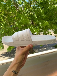 OJOTAS ADIDAS ADILETTE BLANCAS PREMIUM en internet