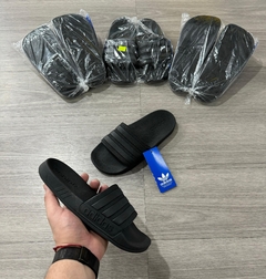 OJOTAS ADIDAS ADILETTE NEGRAS PREMIUM