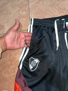 SHORT BERMUDA RIVER PLATE CON BOLSILLOS NEGRA NUEVA 2025 CALIDAD PREMIUM en internet