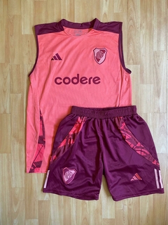 CONJUNTO RIVER PLATE MUSCULOSA Y SHORT BERMUDA CON CIERRE ENTRENAMIENTO 2025