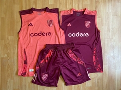 COMBO CONJUNTO MUSCULOSAS Y SHORT BERMUDA CON CIERRE RIVER PLATE ENTRENAMIENTO 2025