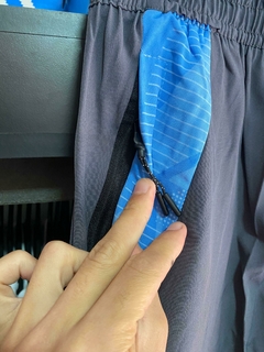 Imagen de SHORT BERMUDA MICROFIBRA CON CIERRE AFA SELECCION ARGENTINA GRIS