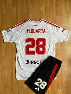 CONJUNTO RIVER PLATE CAMISETA TITULAR Y SHORT CON BOLSILLOS Y CIERRE MARTINEZ QUARTA NUEVO 2025 - comprar online