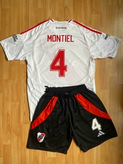 CONJUNTO RIVER PLATE CAMISETA TITULAR Y SHORT CON BOLSILLOS Y CIERRE GONZALO MONTIEL NUEVO 2025 en internet