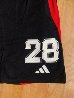 SHORT BERMUDA CON CIERRE MARTINEZ QUARTA RIVER PLATE CON NUMERO TITULAR 2025 en internet
