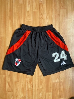 SHORT BERMUDA CON CIERRE ENZO PEREZ RIVER PLATE CON NUMERO TITULAR 2025 - comprar online