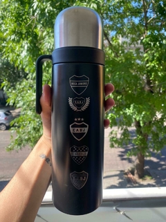 TERMO GRABADO BOCA JUNIORS NEGRO MEDIA MANIJA 1 LITRO - comprar online
