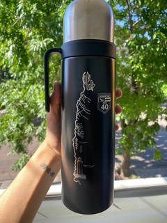 TERMO GRABADO RUTA 40 NEGRO MEDIA MANIJA 1 LITRO - comprar online