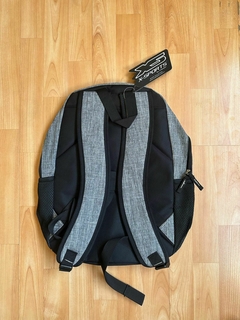 2032 MOCHILA IMPORTADA G5 GRIS en internet